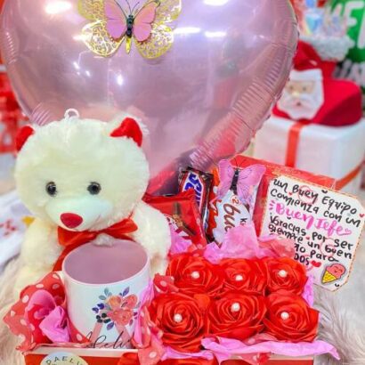 Cesta de dulces, flores y peluche