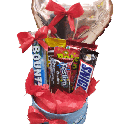 Cesta de regalo con globo y dulces