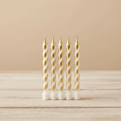 Velas clásicas doradas y plateadas