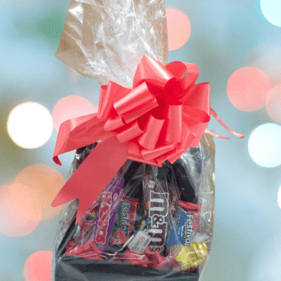 Cesta de navidad con llavero de perrito