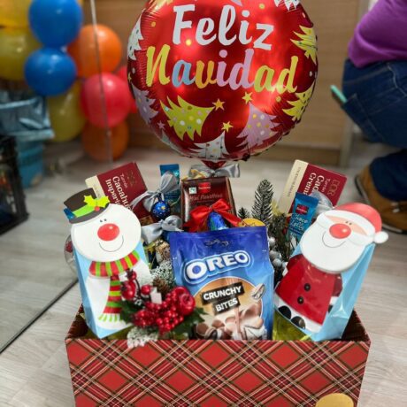 Cesta de Navidad con globo y dulces