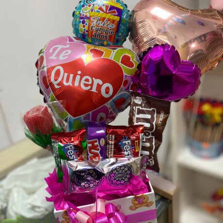 Cesta regalo para mujer con globos y dulces