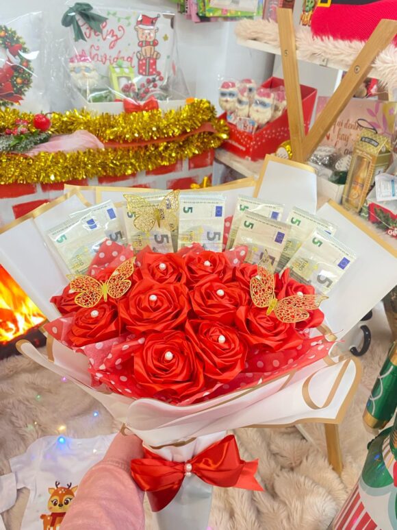 Ramo de dinero y rosas