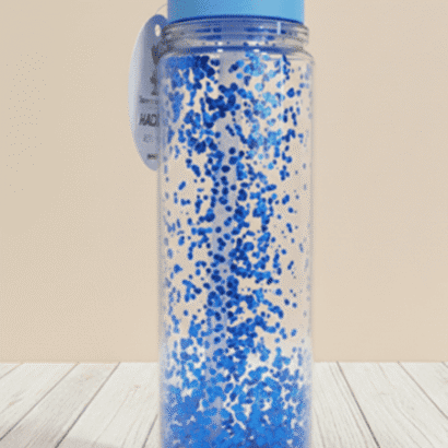 botella transparente con purpurina azul
