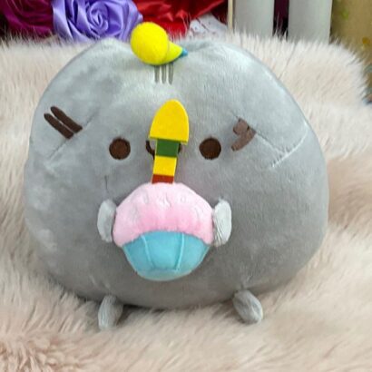 Peluche de gato con magdalena