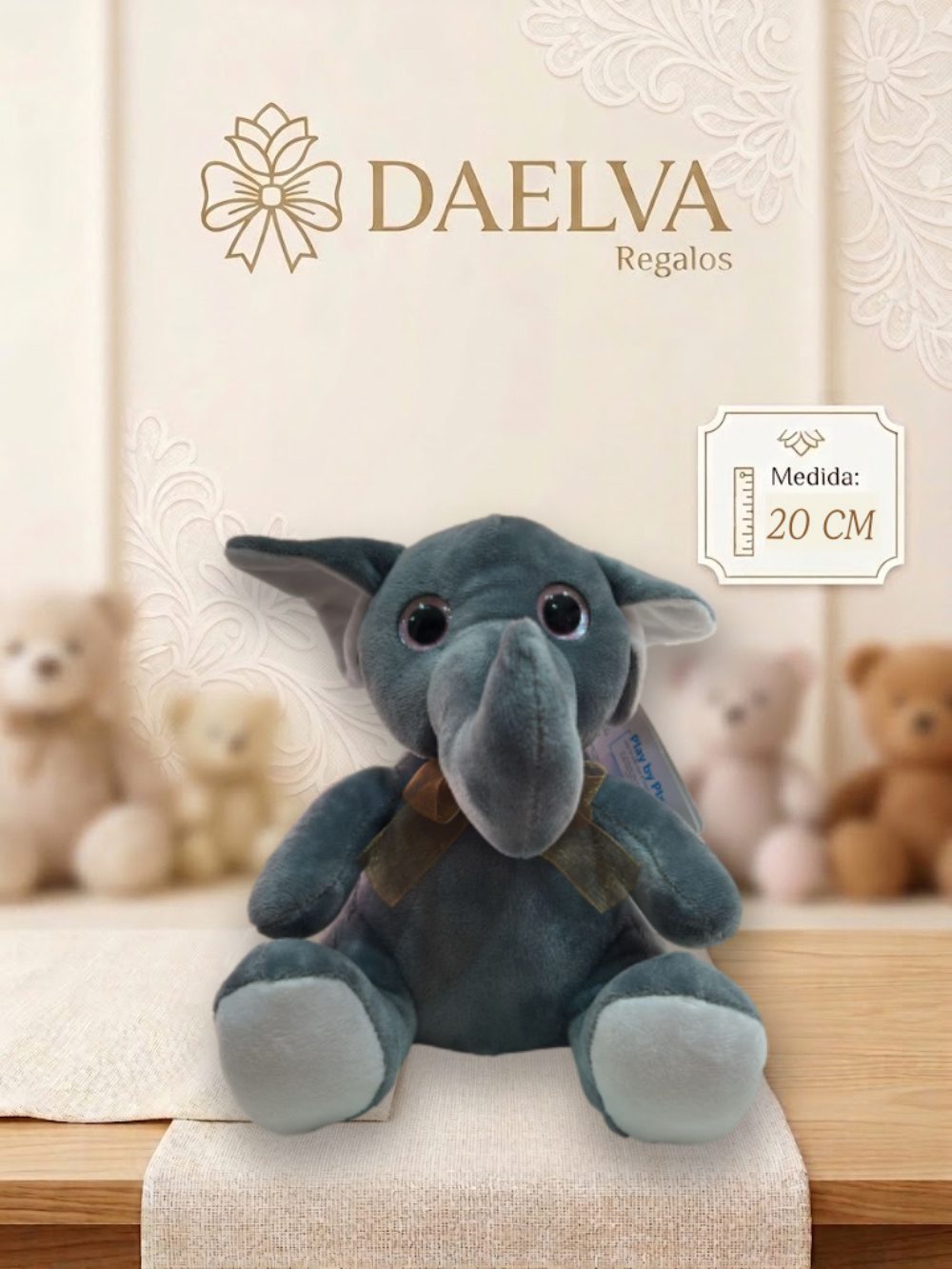 Peluche de Elefante Gris Suave con Lazo Dorado (Play by Play)