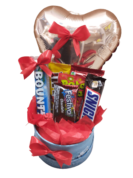 Cesta de regalo con globo y dulces