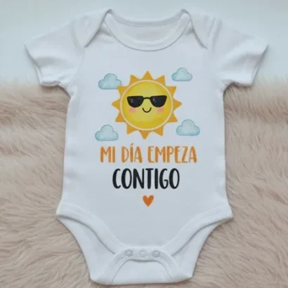 Detalle del body blanco para bebé con texto personalizado en color negro