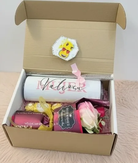 Detalle romántico con termo personalizado, bombones y flores