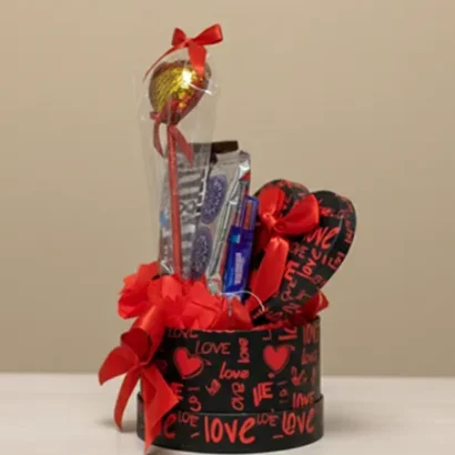 Cesta corazón con lapicero y chucherías