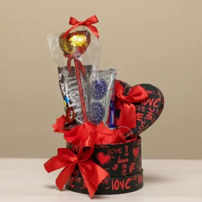 Cesta corazón con lapicero y chucherías