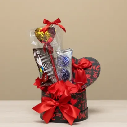 Cesta corazón con lapicero y chucherías