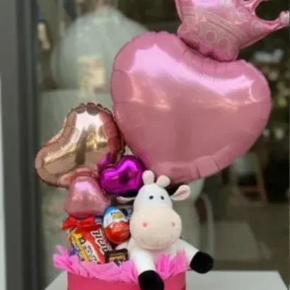 cesta de Navidad con peluche y chocolatinas y globo modificada