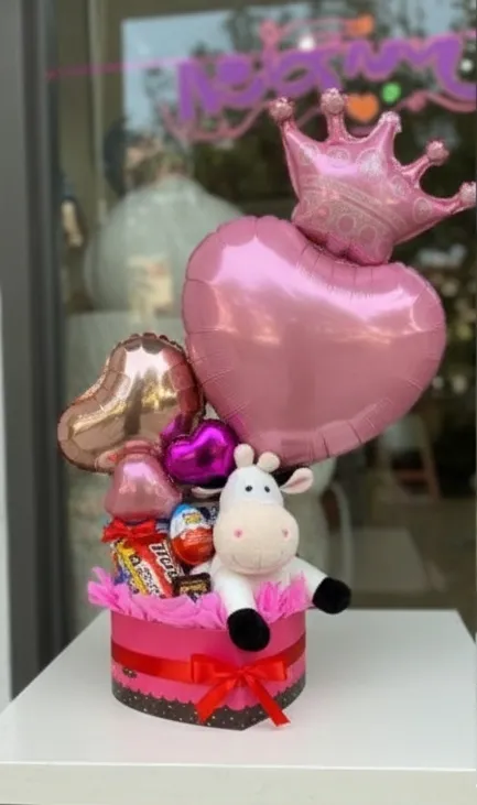 cesta de Navidad con peluche y chocolatinas y globo modificada