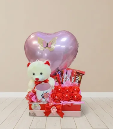 Cesta de dulces flores y peluche