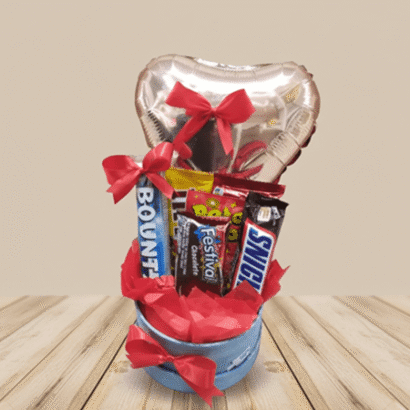Cesta de regalo con globo y dulces