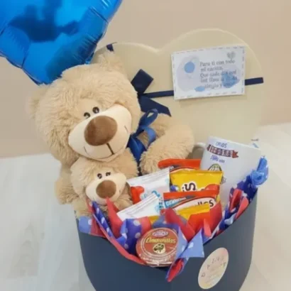 Cesta regalo grande con chocolates peluche y taza personalizada