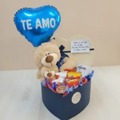Cesta regalo grande con chocolates peluche y taza personalizada