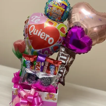 Cesta regalo para mujer con globos y dulces