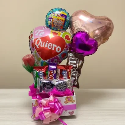 Cesta regalo para mujer con globos y dulces