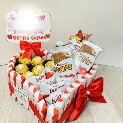 Corazón de chocolates y dulces