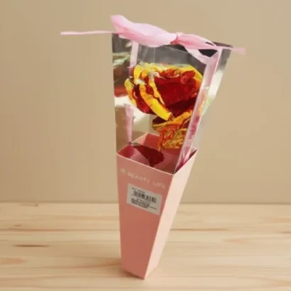 Rosas bicolores en caja triangular