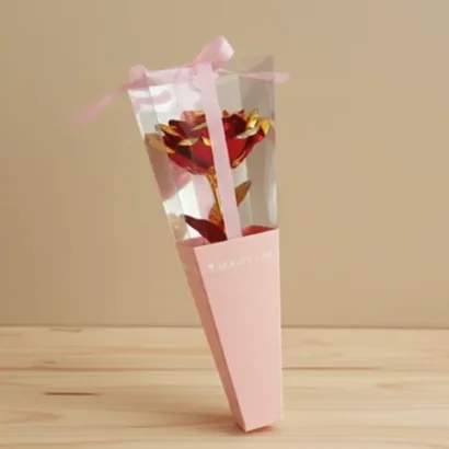 Rosas bicolores en caja triangular