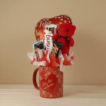 Tazas con dulces y globos rojos