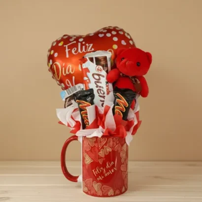 Tazas con dulces y globos rojos
