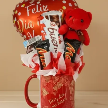 Tazas con dulces y globos rojos