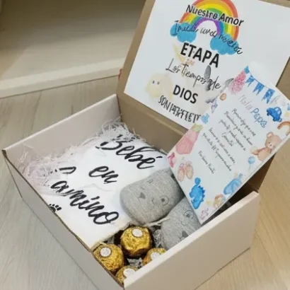 cajita bebé en camino personalizada embarazo desde lejos y de lado