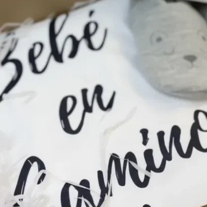 cajita bebé en camino personalizada hecha Zoom en el peto de bebe