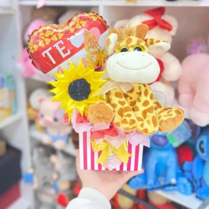 cajita de regalo con girasol eterno y jirafa