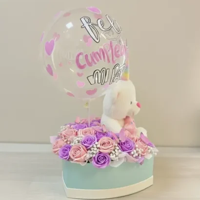 cajita de rosas con peluche romántico