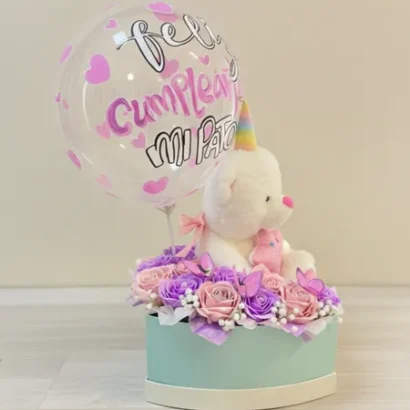 cajita de rosas con peluche romántico