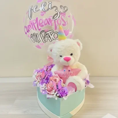 cajita de rosas con peluche romántico