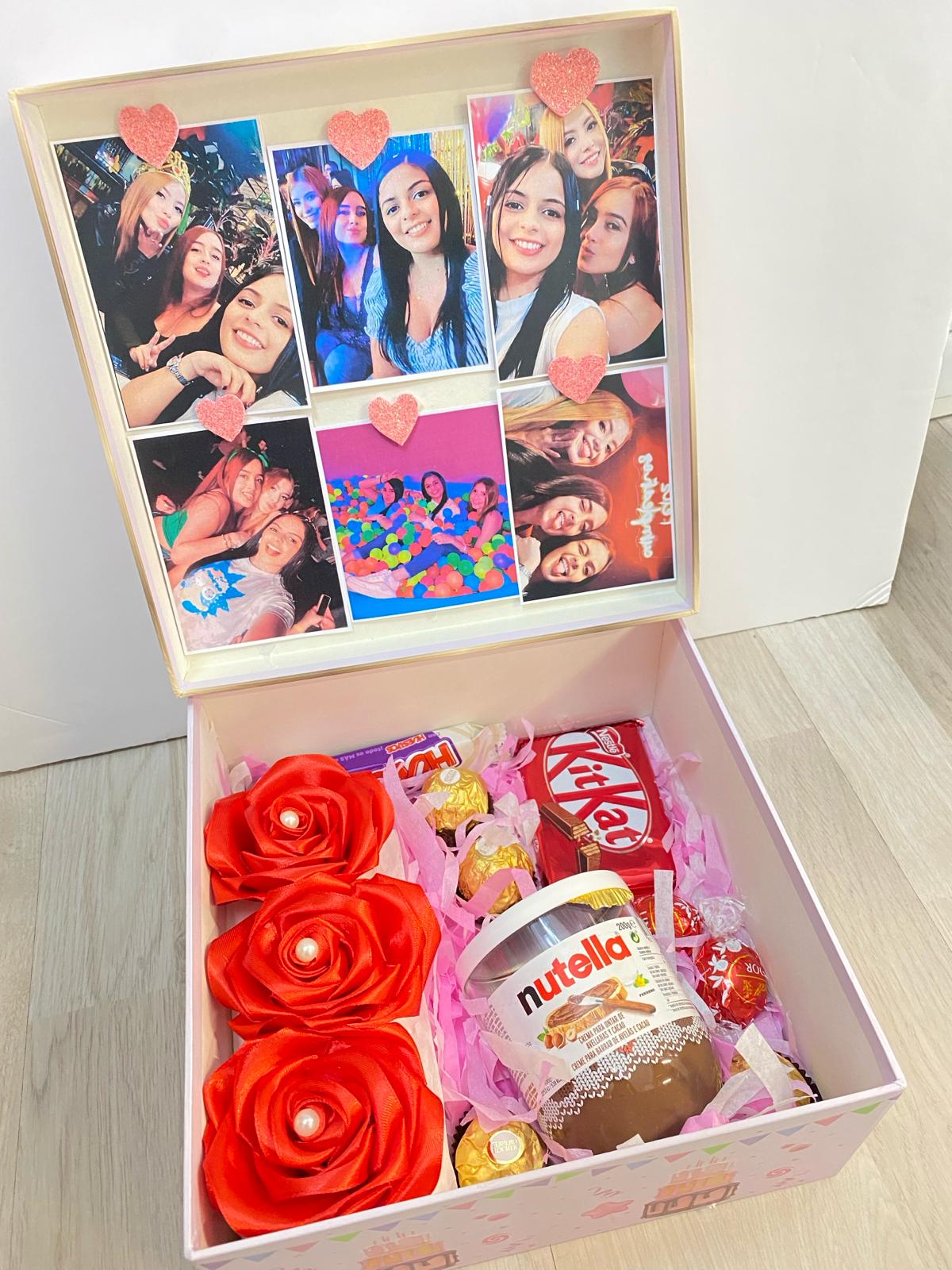 Cajita con fotos, rosas y chocolate