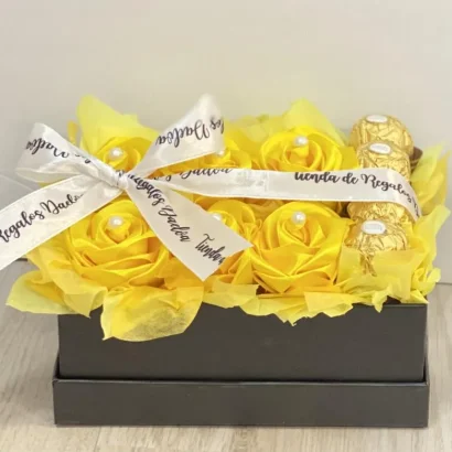 cestita de rosas amarillas eternas