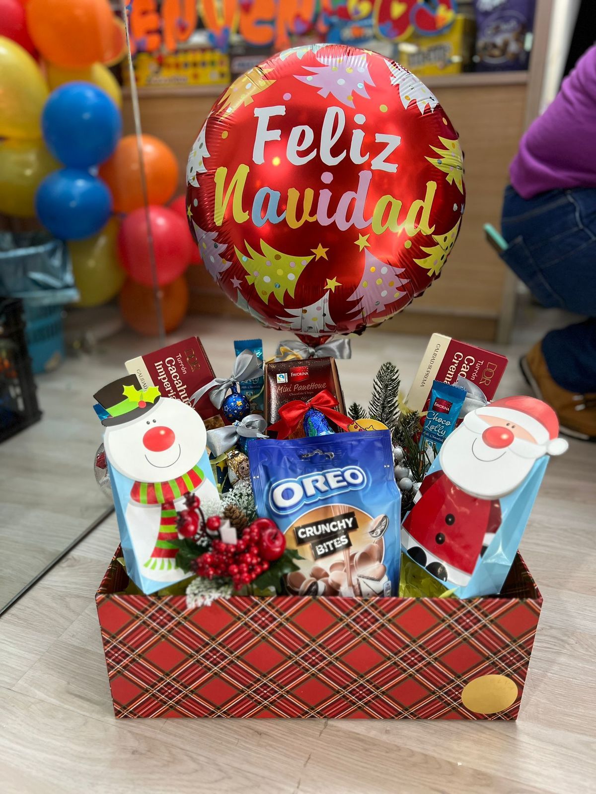 Cesta de Navidad con globo y dulces