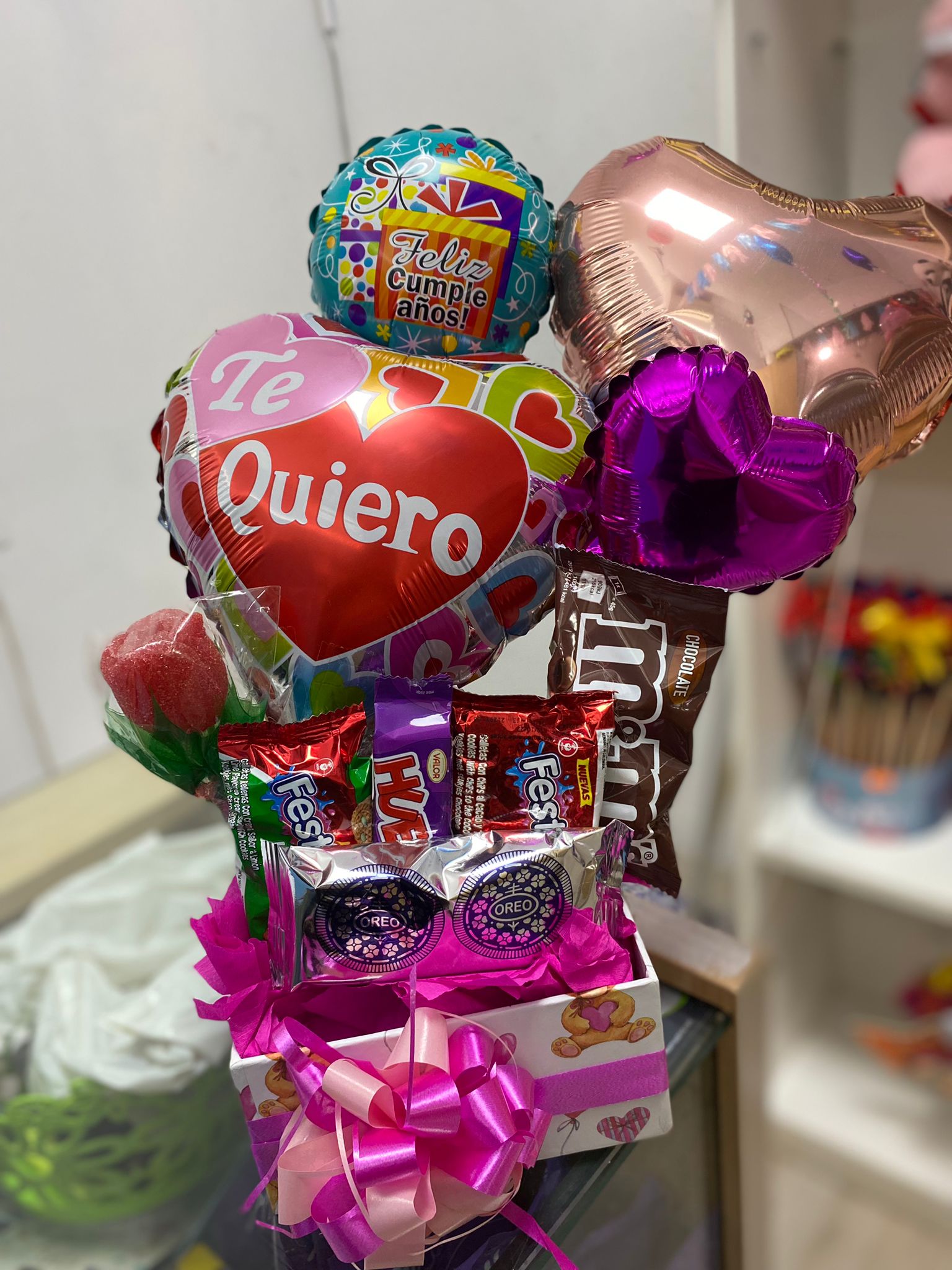 Cesta regalo para mujer con globos y dulces
