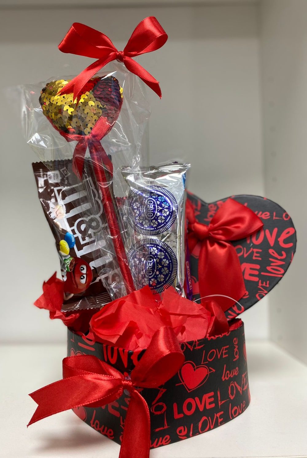 Cesta corazón con lapicero y chucherías