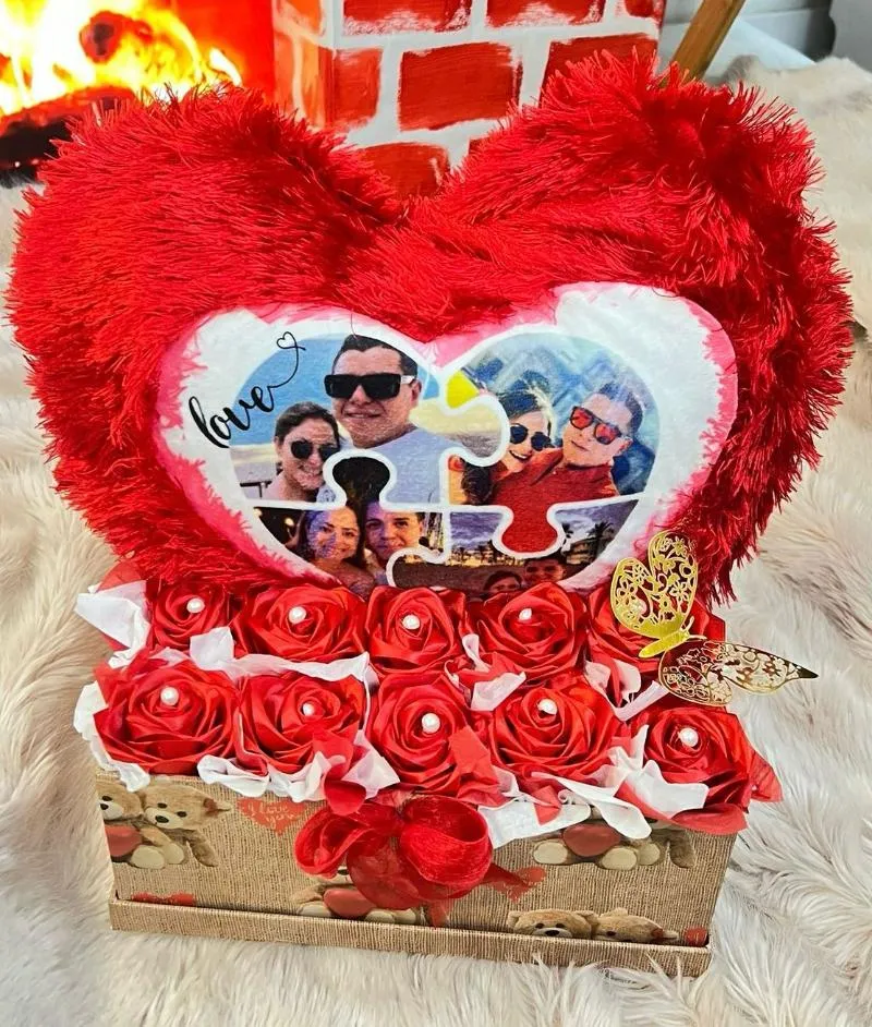 cojín y rosas rojo regalo