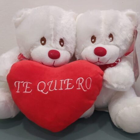 Ositos blancos de peluche con corazón