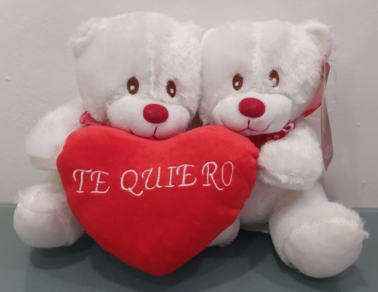 Ositos blancos de peluche con corazón