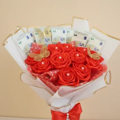 ramo de dinero y rosas rojas de regalo
