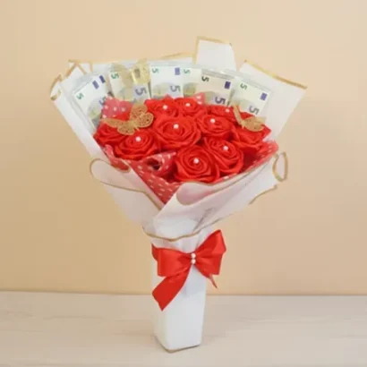 ramo de dinero y rosas rojas de regalo