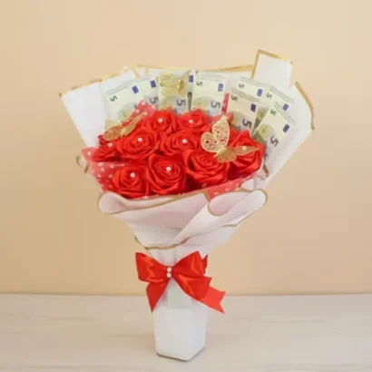 ramo de dinero y rosas rojas de regalo