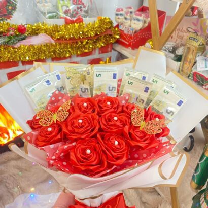 Ramo de dinero y rosas