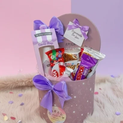 Regalo para amiga con perfume y chocolates con fondo morado