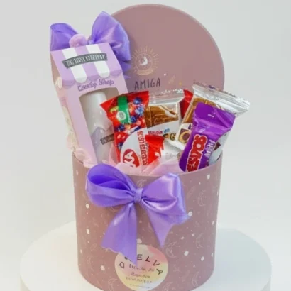 Regalo para amiga con perfume y chocolates fondo blanco
